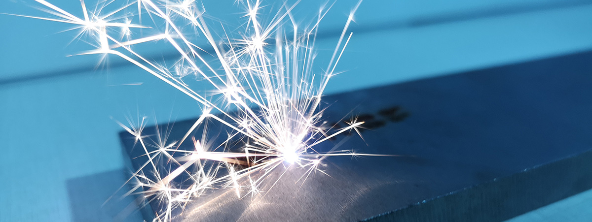 利用激光除锈除漆亮瞎你的眼